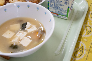 ストローが配付されました。