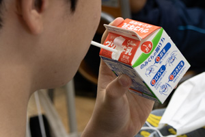 ストローで飲みます。