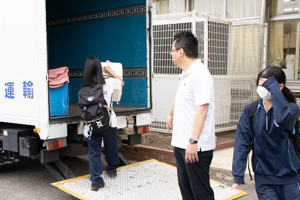 トラックへ積込。