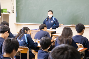 新委員長による進行。