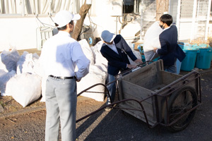 リヤカーで運ぶ。