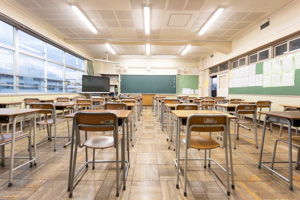 がらんとした教室。