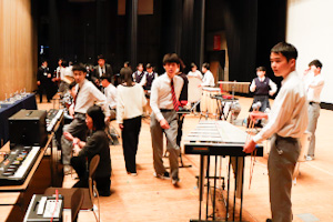 舞台裏で準備。