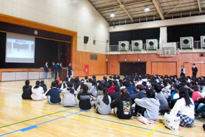 体育館での説明。