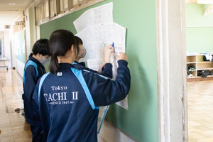 掲示物もはがします。