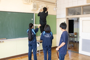 高いところは教員が対応します。